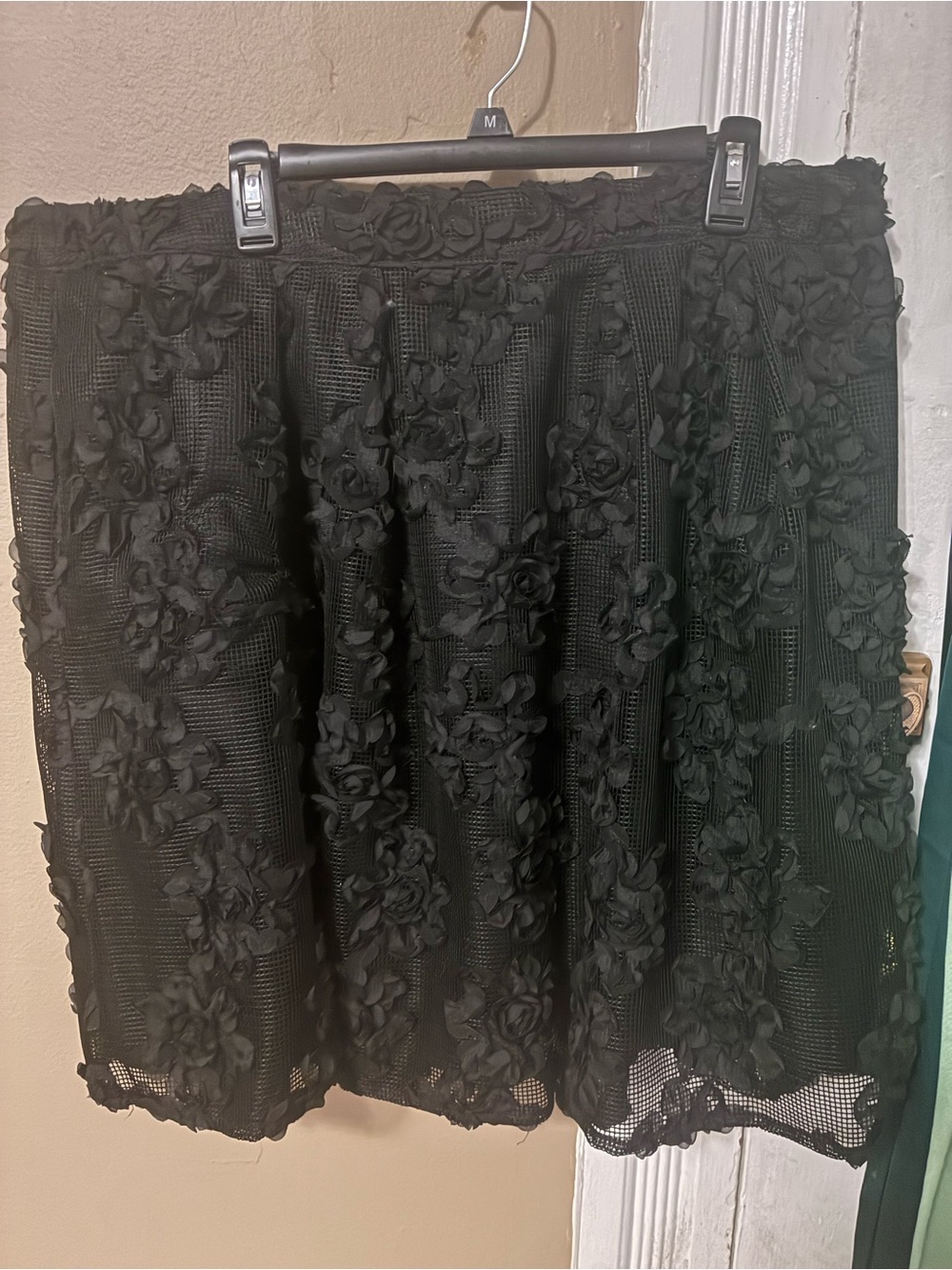 PLUS 18W | Textured Black Floral Applique Skirt